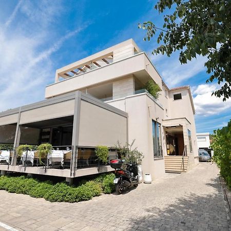 Rooms & Restaurant Matanovi Dvori Sukošan Eksteriør billede