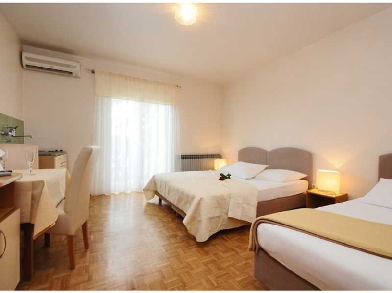 Rooms & Restaurant Matanovi Dvori Sukošan Eksteriør billede