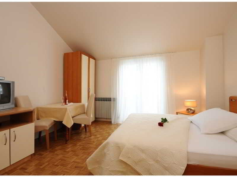 Rooms & Restaurant Matanovi Dvori Sukošan Eksteriør billede
