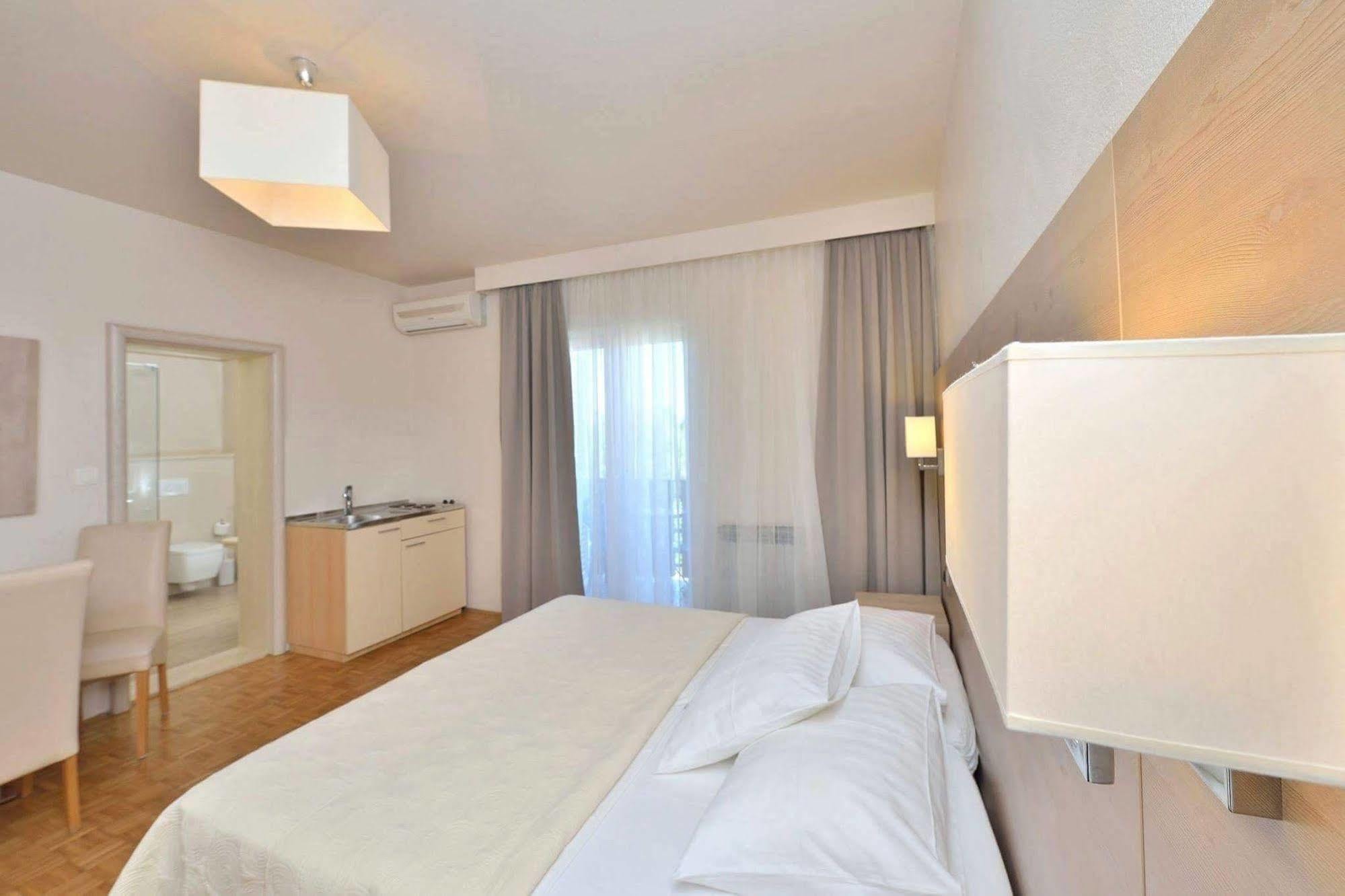 Rooms & Restaurant Matanovi Dvori Sukošan Eksteriør billede