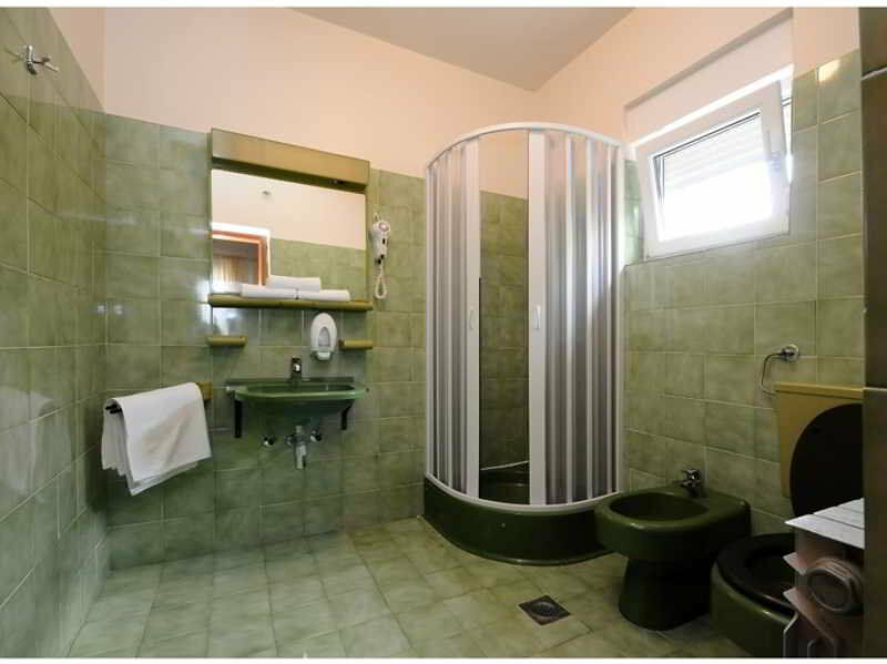 Rooms & Restaurant Matanovi Dvori Sukošan Eksteriør billede